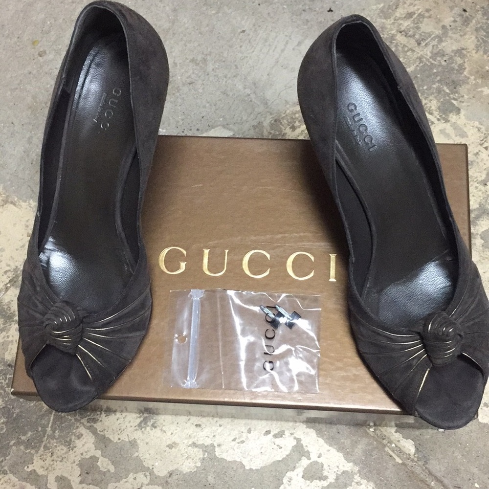 Gucci charcoal suede knot front peep toe heels 7.5